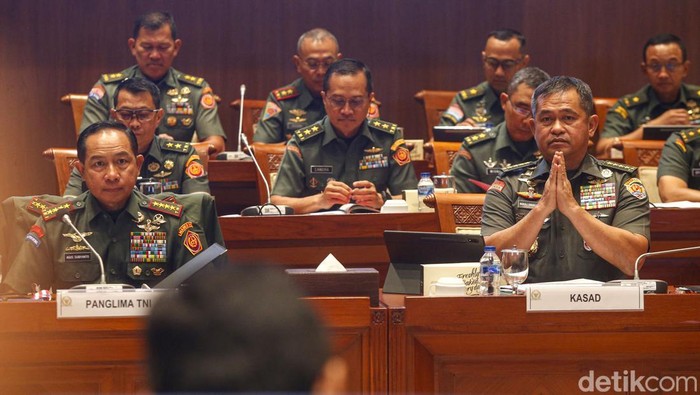 Panglima TNI Rapat Tertutup dengan Komisi 1 DPR Komisi I DPR menggelar rapat kerja dengan Panglima TNI Jenderal Agus Subiyanto beserta Kepala Staf TNI AD, AL, dan AU. Rapat Komisi I DPR ini berlangsung secara tertutup.