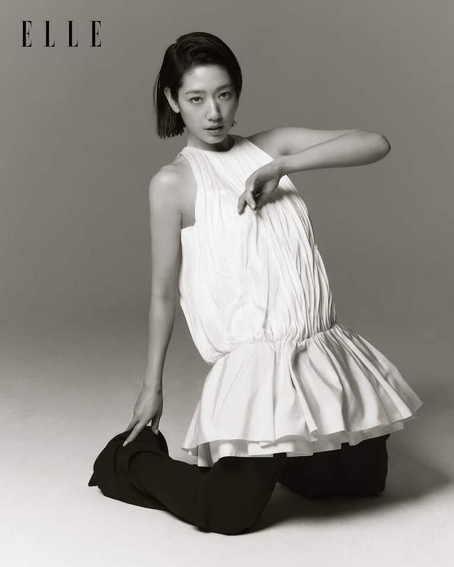 Belakangan Park Shin Hye disibukkan dengan jadwal tur fanmeeting HyeTalk di sejumlah negara Asia. Viral videonya tampil luwes dan enerjik menarikan koreografi lagu like JENNIE, Whiplash, hingga Rebel Heart. Foto: dok. Elle Hong Kong