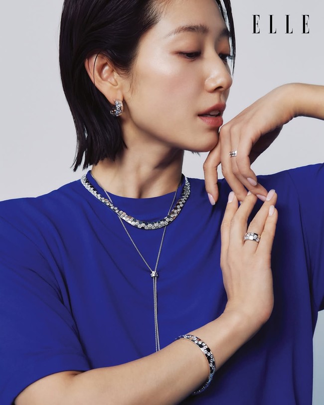 Sementara itu, Park Shin Hye mendapat tawaran membintangi drama komedi berlatar tahun 1990-an, Undercover Boss. Dia berperan sebagai pengawas keuangan yang melakukan penyamaran di perusahaan sekuritas mencurigakan. Penggemar dapat menantikan chemistry-nya bersama Go Kyung Pyo. Foto: dok. Elle Hong Kong