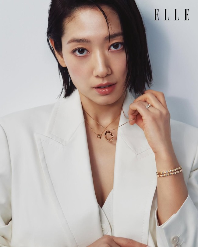 Siapa sangka Park Shin Hye sudah menginjak kepala tiga? Bintang Hallyu ini turut andil dalam mempopulerkan drama Korea sejak mulai berakting di usia 13 tahun. Foto: dok. Elle Hong Kong