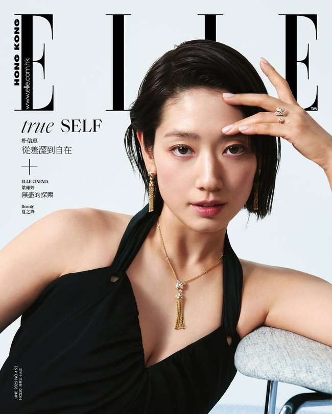 Park Shin Hye menghiasi sampul majalah Elle Hong Kong edisi Juni 2025. Bintang drama Korea The Heirs itu tampil beda dan fresh dengan potongan rambut baru pendek. Foto: dok. Elle Hong Kong