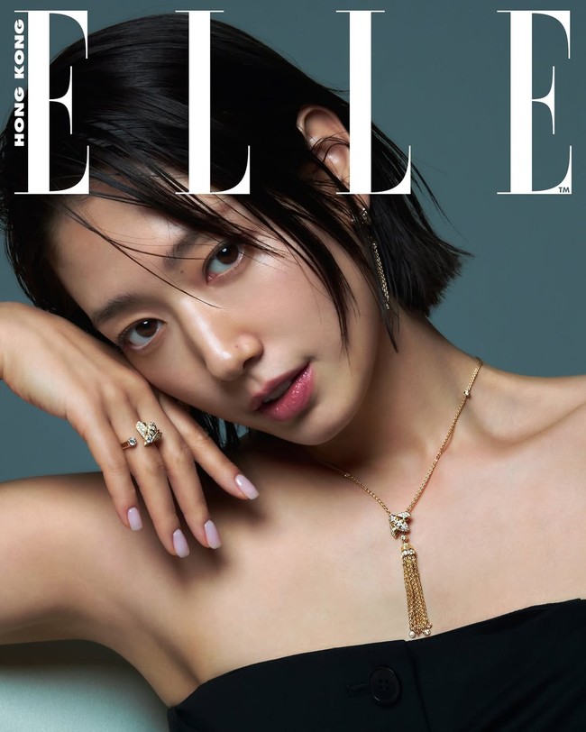 “anak 1 lo ini..kek masih single aja😍” “Mamih gw ini ❤️‍🔥🔥” “Cantiknyaaa😍😍😍❤️”  komentar sejumlah penggemar yang terpana dengan hasil pemotretan terbaru Park Shin Hye bersama Elle Hong Kong. Foto: dok. Elle Hong Kong
