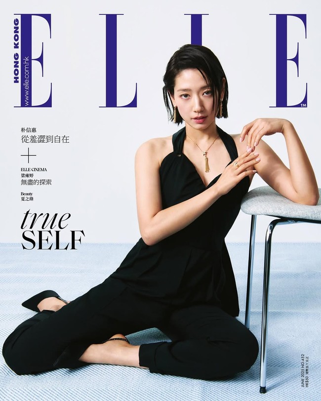Pada sampul majalah, Park Shin Hye memancarkan keanggunannya dalam balutan jumpsuit hitam dari rumah mode Max Mara. Penampilannya disempurnakan dengan koleksi perhiasan emas Chaumet. Foto: dok. Elle Hong Kong