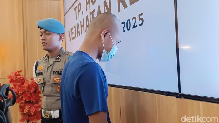 Polisi mengamankan pelaku eksebisionis memamerkan alat kelamin kepada siswi yang sempat viral di Mapolres Purbalingga, Senin (26/5/2025).