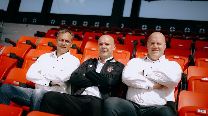 Pelatih anyar Bali United Johnny Jansen (tengah) diapit dua asisten pelatih Ronnie Pander (kanan) dan Jeffrey Dennis. (Foto: Dok. Bali United)