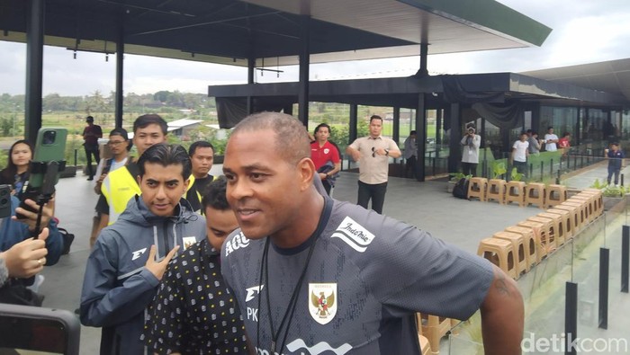 Pelatih Timnas Indonesia, Patrick Kluivert, saat ditemui di Bali United Training Center, Pantai Purnama, Gianyar, Bali, Selasa (26/5/2025). (Foto: Krisna Pradipta/detikBali)