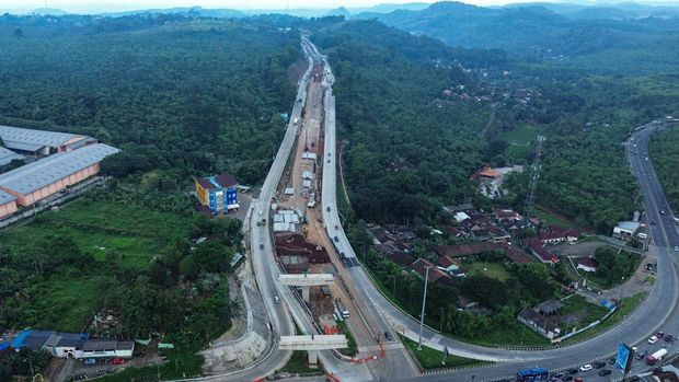 Penampakan dari Udara Proyek Akses Tol Yogyakarta-Bawen Foto udara suasana pembangunan akses Jalan Tol Yogyakarta-Bawen seksi 6 Simpang Susun (SS) Ambarawa-Bawen, Bawen, Kabupaten Semarang, Jawa Tengah, Minggu (25/5/2025). Pembangunan proyek jalan Tol akses Yogyakarta-Bawen seksi 6 sepanjang 4,98 km dengan nilai investasi Rp1,67 triliun di Ruas Kabupaten Semarang tersebut merupakan salah satu Proyek Strategis Nasional (PSN) yang dibangun untuk menghubungkan Tol antara Yogyakarta dan Jawa Tengah serta ditargetkan rampung pada Desember 2025 mendatang. ANTARA FOTO/Makna Zaezar