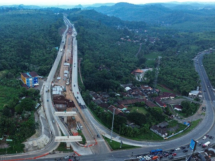 Foto udara suasana pembangunan akses Jalan Tol Yogyakarta-Bawen seksi 6 Simpang Susun (SS) Ambarawa-Bawen, Bawen, Kabupaten Semarang, Jawa Tengah, Minggu (25/5/2025). Pembangunan proyek jalan Tol akses Yogyakarta-Bawen seksi 6 sepanjang 4,98 km dengan nilai investasi Rp1,67 triliun di Ruas Kabupaten Semarang tersebut merupakan salah satu Proyek Strategis Nasional (PSN) yang dibangun untuk menghubungkan Tol antara Yogyakarta dan Jawa Tengah serta ditargetkan rampung pada Desember 2025 mendatang. ANTARA FOTO/Makna Zaezar