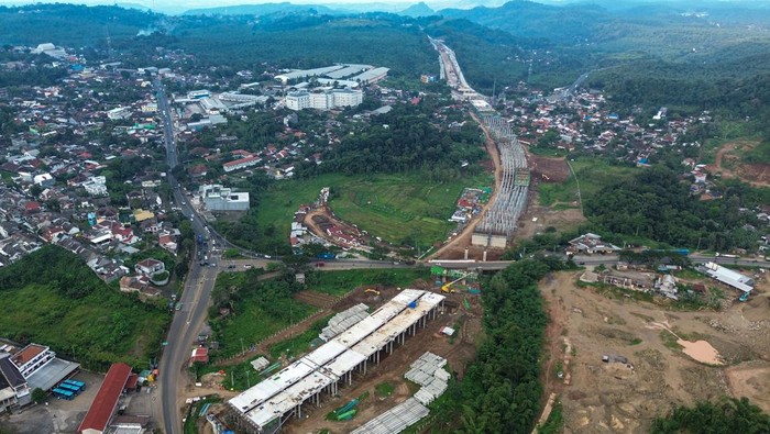 Penampakan dari Udara Proyek Akses Tol Yogyakarta-Bawen Foto udara suasana pembangunan akses Jalan Tol Yogyakarta-Bawen seksi 6 Simpang Susun (SS) Ambarawa-Bawen, Bawen, Kabupaten Semarang, Jawa Tengah, Minggu (25/5/2025). Pembangunan proyek jalan Tol akses Yogyakarta-Bawen seksi 6 sepanjang 4,98 km dengan nilai investasi Rp1,67 triliun di Ruas Kabupaten Semarang tersebut merupakan salah satu Proyek Strategis Nasional (PSN) yang dibangun untuk menghubungkan Tol antara Yogyakarta dan Jawa Tengah serta ditargetkan rampung pada Desember 2025 mendatang. ANTARA FOTO/Makna Zaezar