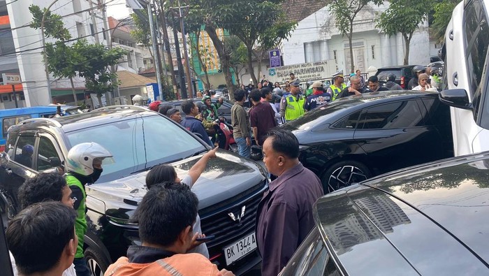Penampakan kecelakaan beruntun di Jalan HM Yamin Medan libatkan 10 kendaraan (Foto: Istimewa)