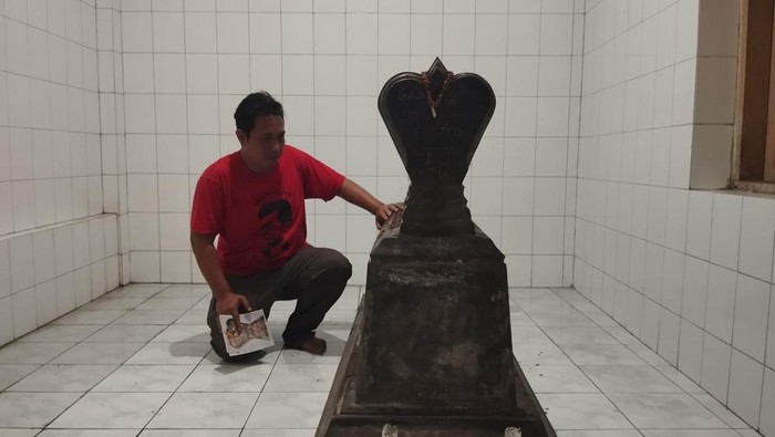 Penampakan makam kuno di dalam rumah di Kampung Cokronegaran, Kelurahan Kepatihan Wetan, Kecamatan Jebres, Kota Solo. Foto diunggah Senin (26/5/2025).