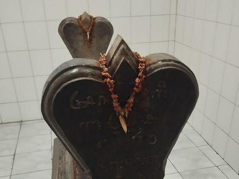 Penampakan makam kuno di dalam rumah di Kampung Cokronegaran, Kelurahan Kepatihan Wetan, Kecamatan Jebres, Kota Solo. Foto diunggah Senin (26/5/2025).