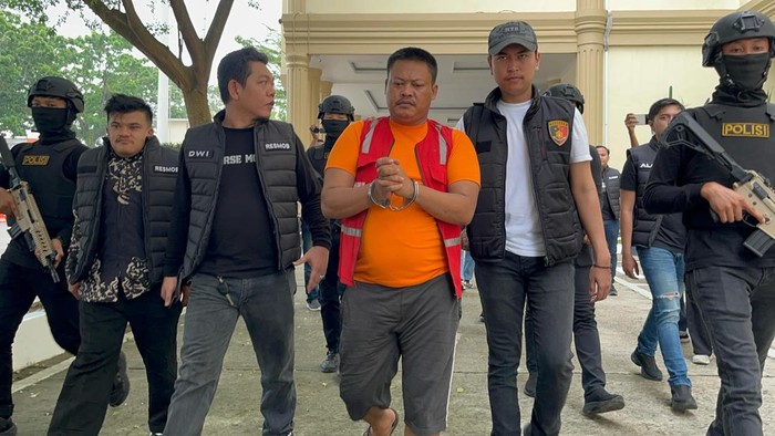 Penampakan Nopri Ardi pembunuh Aipda Hendra digiring pihak kepolisian