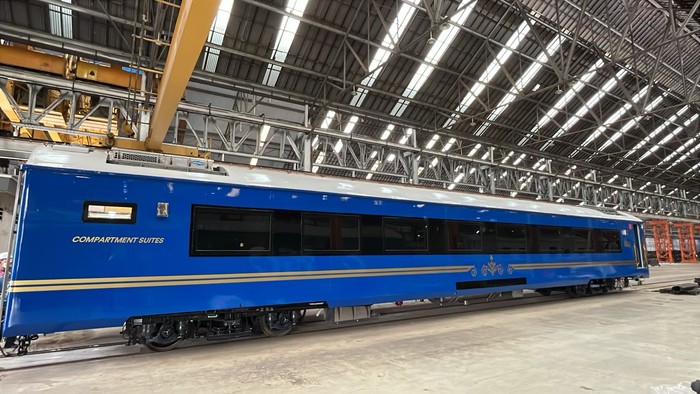 Penampakan Perdana Suite Class Argo Bromo Anggrek PT Kereta Api Indonesia (Persero) Daerah Operasi 1 Jakarta resmi memperkenalkan layanan Suite Class Compartment di KA Argo Bromo Anggrek. Layanan eksklusif ini akan mulai beroperasi pada 1 Juni 2025 untuk rute Gambir β Surabaya Pasarturi (PP).