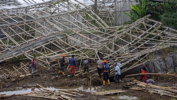 Pencarian Korban Longsor Lembang Masih Terkendala Cuaca