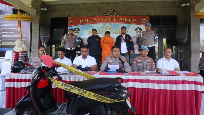 Tersangka pencurian bermotif aneh beserta barang bukti di Mapolres Bangli.