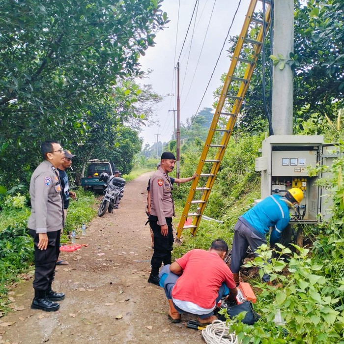 Pencurian kabel listrik di Bogor, Jawa Barat (Jabar), menyebabkan 1 kampung kegelapan. Sebabnya, kabel yang dicuri ialah yang berada di gardu listrik. (dok Istimewa)