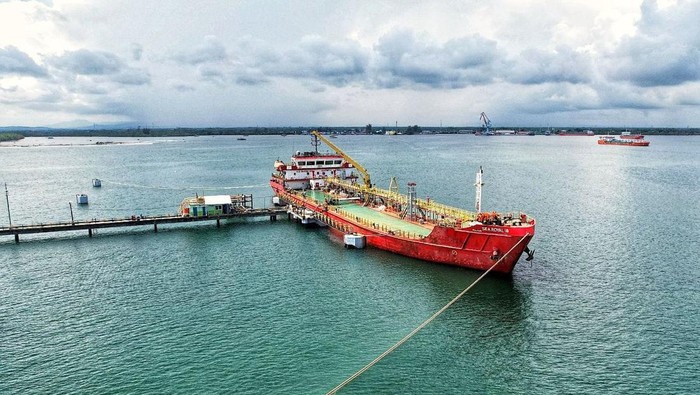 Pendangkalan alur pelayaran di Pelabuhan Pulau Baai menjadi penyebab Kapal Tanker Pengiriman BBM gagal sandar.