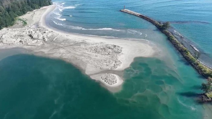 Pendangkalan alur pelayaran di Pelabuhan Pulau Baai menjadi penyebab Kapal Tanker Pengiriman BBM gagal sandar.
