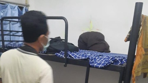 Polisi melakukan olah TKP di kamar asrama seorang mahasiswa asal Timor Leste, Roman Belo, yang ditemukan tewas di dalam kamar, Senin (26/5/2025).