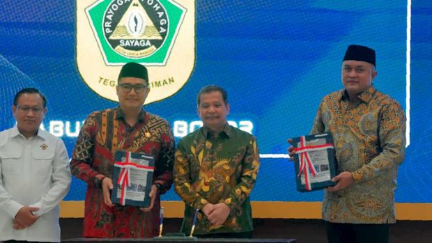 Penyerahan Laporan Hasil Pemeriksaan (LHP) dilakukan oleh Kepala BPK Perwakilan Provinsi Jawa Barat, Eydu Oktain Panjaitan, kepada Bupati Bogor, Rudy Susmanto, serta Ketua DPRD Kabupaten Bogor, Sastra Winara.