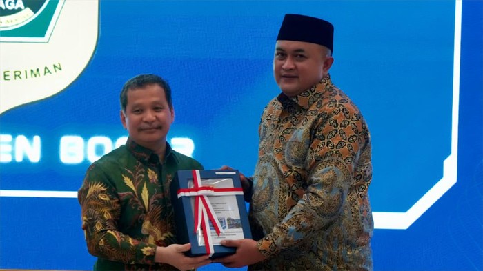 Penyerahan Laporan Hasil Pemeriksaan (LHP) dilakukan oleh Kepala BPK Perwakilan Provinsi Jawa Barat, Eydu Oktain Panjaitan, kepada Bupati Bogor, Rudy Susmanto, serta Ketua DPRD Kabupaten Bogor, Sastra Winara.