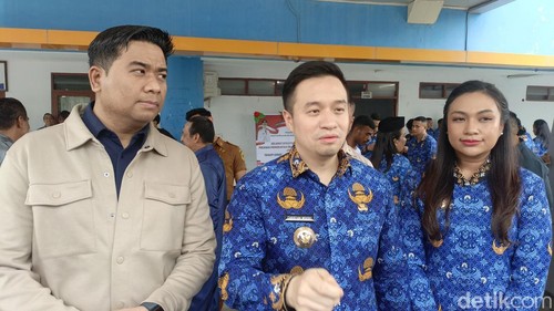 Wali Kota Kupang Christian Widodo, Wawali Serena Francia (kanan) dan Ketua DPRD Kota Kupang Richard Odja (kiri) saat memberikan keterangan kepada detikBali.