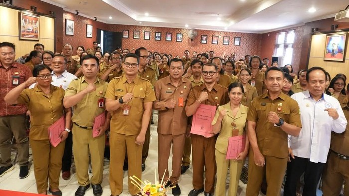 Penyerahan Surat Keputusan (SK) pengangkatan kepala sekolah dari tingkat TK, SD, SMP, serta satuan pendidikan non formal di Tabanan, Senin (26/5/2025). (Foto: Dok. Humas Tabanan)