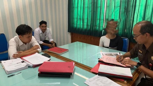 Penyidik Kejari Buleleng memeriksa mahasiswi Undiksha lantaran mempromosikan situs judi online melalui media sosial. (Foto: Istimewa)
