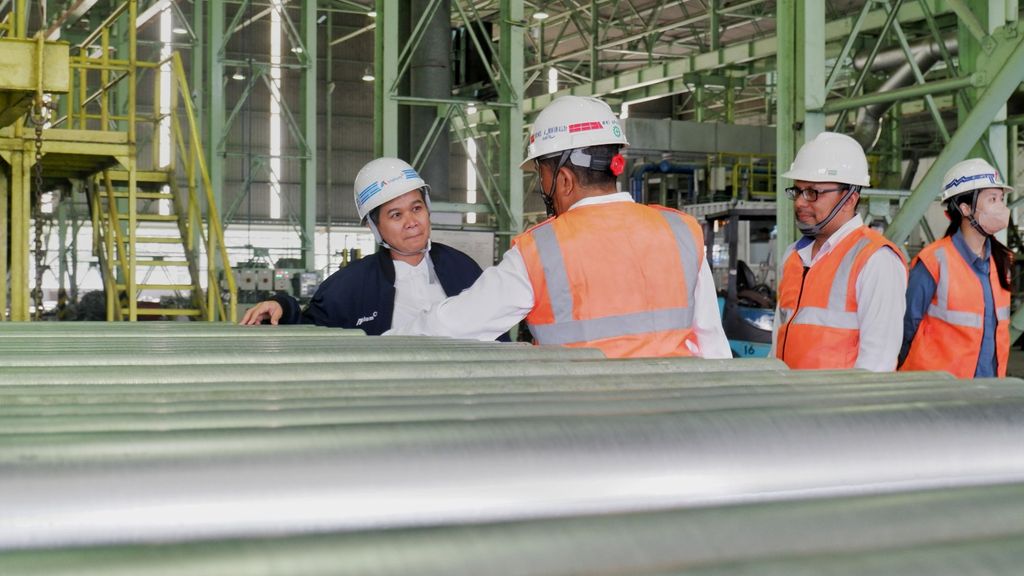 Direktur Pengembangan Usaha INALUM, Melati Sarnita sedang berdiskusi bersama kolega di Pabrik Inalum.