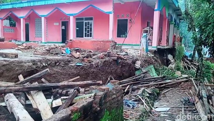 Pergerakan tanah di Sukaraja, Kabupaten Tasikmalaya