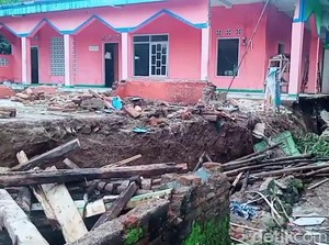 Pergerakan Tanah di Tasikmalaya, Rumah Warga Ambruk