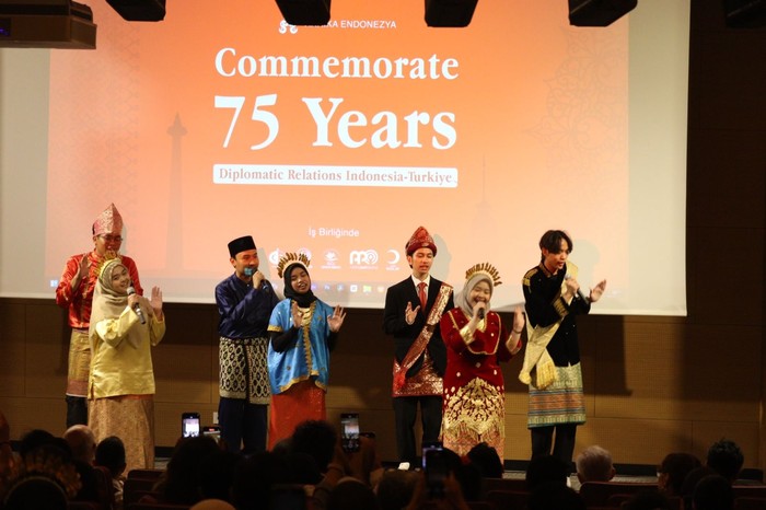 Perhimpunan Pelajar Indonesia (PPI) Izmir bekerja sama dengan KBRI Ankara menyelenggarakan rangkaian kegiatan bertajuk β75th Indonesia-TΓΌrkiye Bilateral Relationsβ. Perhimpunan Pelajar Indonesia (PPI) Izmir bekerja sama dengan KBRI Ankara menyelenggarakan rangkaian kegiatan bertajuk β75th Indonesia-TΓΌrkiye Bilateral Relationsβ.