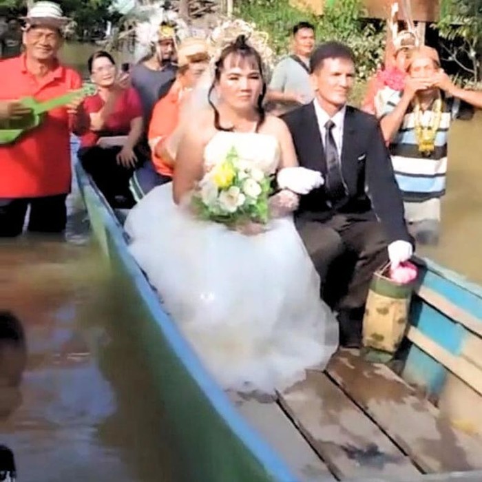 Sebuah pernikahan di Desa Wisata Setulang, Malinau, Kalimantan Utara menjadi sorotan warga. Sebab meski banjir melanda akibat luapan Sungai Malinau dan Mentarang, pesta pernikahan Liung dan Erli tetap digelar dengan meriah pada Sabtu (24/5).