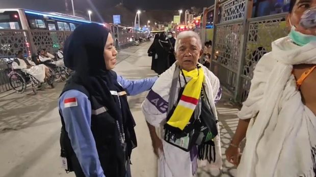 Petugas Penyelenggara Ibadah Haji (PPIH) di pos sektor khusus (Seksus) Masjidil Haram. (dok. Media Center Haji)