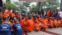 Para pelaku ditampilkan dalam konferensi pers di Polda Metro Jaya dengan posisi duduk jongkok. Mereka diamankan dari berbagai wilayah di Jakarta, Tangerang Selatan, Bekasi, Depok, selama 14 hari Operasi Berantas Jaya 2025. (Rizky Adha Mahendra/detikcom)