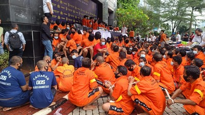 Gerombolan Preman Duduk Jongkok dengan Tangan Terborgol di Polda Metro