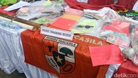 Sejumlah atribut ormas mulai dari baju-baju seragam hingga bendera yang menjadi simbol-simbol ormas disita sebagai barang bukti dalam operasi premanisme yang digelar Polda Metro Jaya pada tanggal 9-23 Mei 2025. (Rizky Adha M/detikcom)