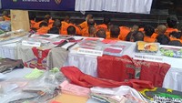 Sejumlah uang hasil pungli yang dilakukan ormas pelaku premanisme hingga karcis parkir turut disita polisi dalam Operasi Berantas Jaya 2025. (Rizky Adha M/detikcom)