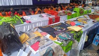 Selain atribut ormas, Polda Metro Jaya dan jajaran polres juga mengamankan sejumlah senjata tajam hingga balok kayu dari para pelaku premanisme yang ditangkap di beberapa lokasi. (Rizky Adha M/detikcom)