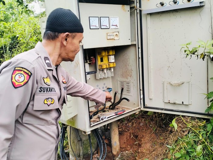 Polisi cek TKP kabel dicuri berdampak rumah datu desa padam ( Dok istimewa)
