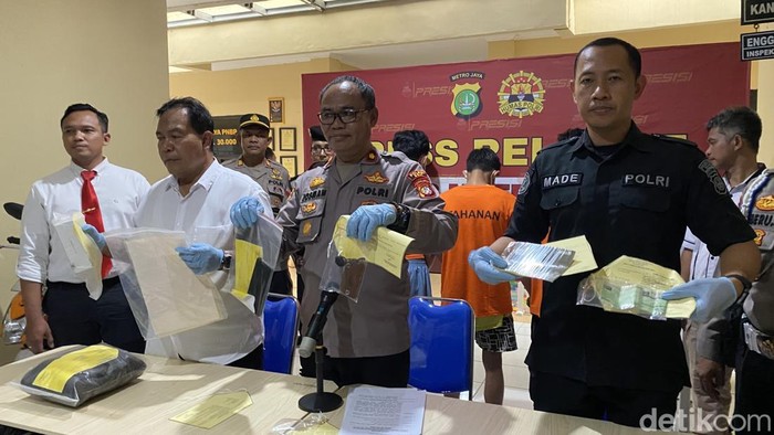 Polisi menangkap pelaku pencurian satu buah ponsel berinisial MR (22) di Tanah Baru, Beji, Depok. Modusnya, pelaku mencuri dengan mencongkel jendela korban. (Devi/detikcom)