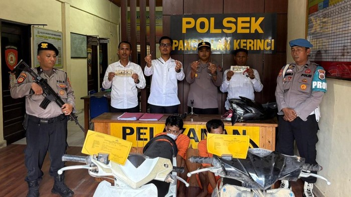 Polisi menunjukkan barang bukti motor dan pelaku (Dok Polsek Pangkalan Kerinci)