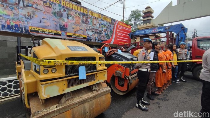 Polres Ciamis amankan komplotan pencuri alat berat.