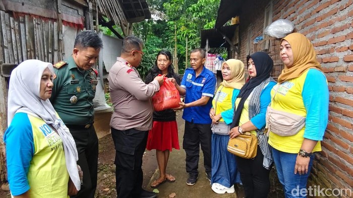 Polres Pasuruan dan Komunitas Peduli Dhuafa Salurkan Bansos di Purwodadi