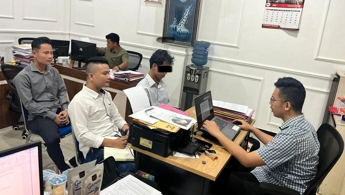 Polisi melakukan pemeriksaan terhadap pelaku pemerasan terhadap mantan kekasihnya dengan modus penyebaran konten pornografi. Foto diunggah Senin (26/5/2025).