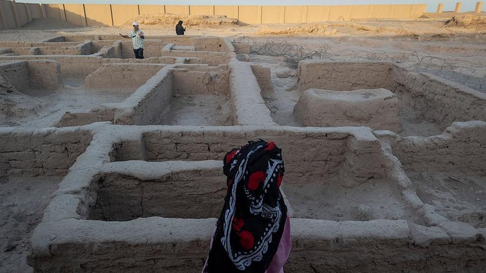 Potret 'Kota Kurcaci' Berusia 5.000 Tahun yang Misterius di Iran Iranian photographer Herbert Greg Karim Masihi and tourism activists visit a mud-brick structure known as the City of Dwarves, located on the western edge of the Lut Desert near the city of Kerman, 1,335 kilometers (830 miles) southeast of Tehran, Iran, on May 22, 2025. The City of Dwarves of Shahdad, which according to archaeological reports dates back more than five thousand years, is one of the most mysterious ancient sites in Iran. It is located on the western edge of the Lut Desert, near the city of Shahdad in Kerman Province. This ancient city is known as the ''City of Dwarves'' due to its unique architecture and the small size of its houses, alleys, and living facilities. (Photo by Morteza Nikoubazl/NurPhoto via Getty Images)