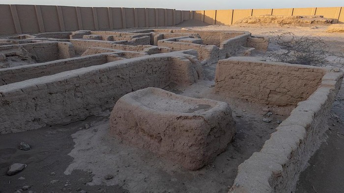 Potret 'Kota Kurcaci' Berusia 5.000 Tahun yang Misterius di Iran Iranian photographer Herbert Greg Karim Masihi and tourism activists visit a mud-brick structure known as the City of Dwarves, located on the western edge of the Lut Desert near the city of Kerman, 1,335 kilometers (830 miles) southeast of Tehran, Iran, on May 22, 2025. The City of Dwarves of Shahdad, which according to archaeological reports dates back more than five thousand years, is one of the most mysterious ancient sites in Iran. It is located on the western edge of the Lut Desert, near the city of Shahdad in Kerman Province. This ancient city is known as the ''City of Dwarves'' due to its unique architecture and the small size of its houses, alleys, and living facilities. (Photo by Morteza Nikoubazl/NurPhoto via Getty Images)