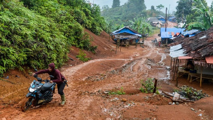 Potret Ratusan Penyintas Bencana di Lebak Bertahan di Tenda Huntara Sejumlah warga penyintas bencana banjir bandang dan longsor berjalan di sekitar hunian sementara (huntara) di Kampung Cigobang, Lebak, Banten, Senin (26/5/2025). Sebanyak 241 kepala keluarga (KK) yang merupakan korban bencana banjir bandang dan longsor pada tahun 2020 tersebut selama lima tahun masih bertahan di tenda huntara dengan akses yang sulit dijangkau dan mengharapkan pemerintah agar segera membangun hunian tetap (huntap) yang telah dijanjikan. ANTARA FOTO/Muhammad Bagus Khoirunas/Spt.