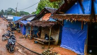 Sebanyak 241 kepala keluarga (KK) yang merupakan korban bencana banjir bandang dan longsor pada tahun 2020 tersebut selama lima tahun masih bertahan di tenda huntara dengan akses yang sulit dijangkau. 